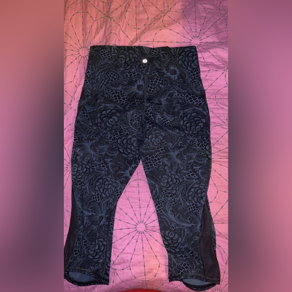 Lululemon cropped leggings size 8. Like new.